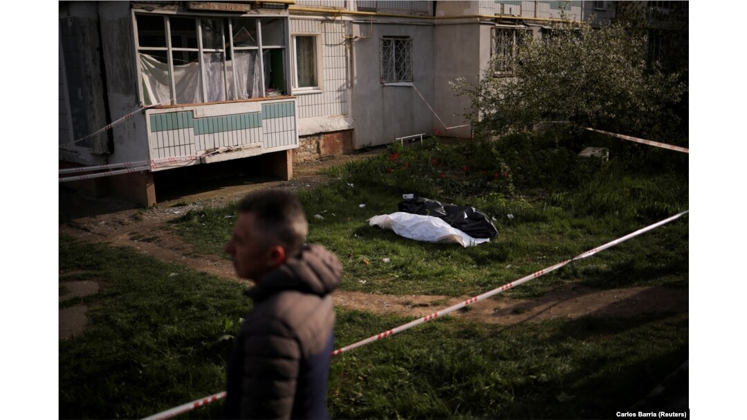 Cadavre în saci de plastic lângă o clădire puternic avariată în urma unui atac al Rusiei, în orașul Uman, regiunea Cerkasîi, Ucraina, 28 aprilie 2023.