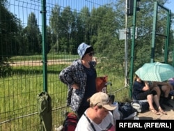 Ukrainians waiting in no-man’s-land on June 21.