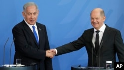 اولاف شولتس، صدر اعظم آلمان (راست) در دیدار با بنیامین نتانیاهو، نخست‌وزیر اسرائیل