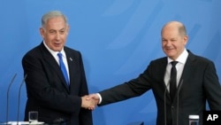 اولاف شولتس (راست) در کنار بنیامین نتانیاهو
