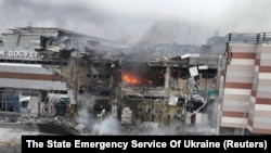Një qendër tregtare e dëmtuar rëndë si pasojë e një sulmi raketor rus në Dnipro, Ukrainë, më 29 dhjetor 2023.