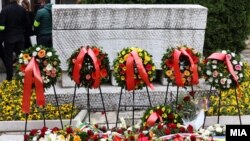 Црквата „Св. Спас“ во Скопје, положување цвеќе пред гробот на Гоце Делчев