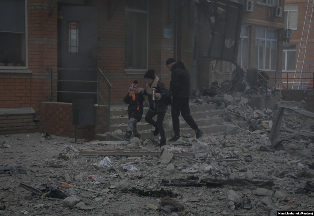 I residenti evacuano gli edifici danneggiati durante l'attacco nella città portuale di Odessa sul Mar Nero.   