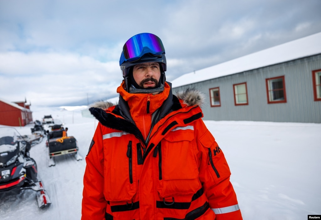 Studiuesi i akkullnajave i NPI-së (Instituti Polar Norvegjez), Jean-Charles Gallet, 41 vjeç, flet me ekipin e tij përpara se të shkojë në kampin e shpimit në fushën e akullit Holtedahlfonna, rreth 70 kilometra nga Ny-Aalesund, Norvegji, 10 prill 2023.