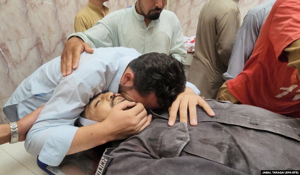 I parenti piangono una delle guardie uccise da uomini armati non identificati che hanno sparato a due poliziotti che proteggevano una squadra di vaccinazione antipolio a Quetta.  Il Pakistan è uno dei tre paesi al mondo, insieme all'Afghanistan e alla Nigeria, dove la poliomielite è endemica.