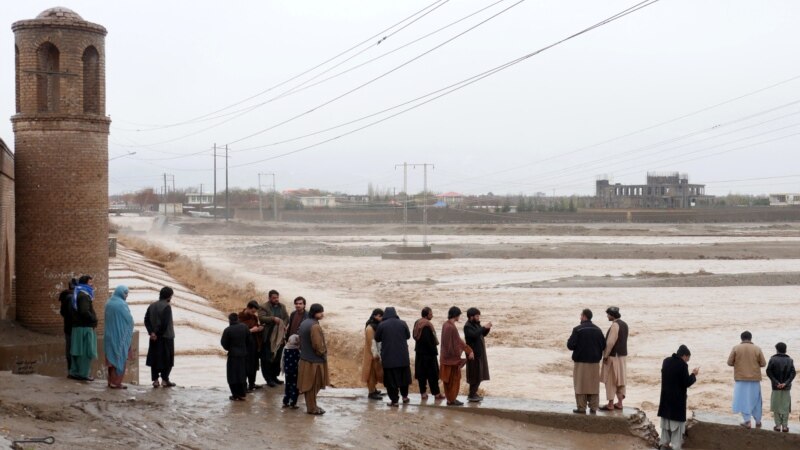 در نتیجه باران های شدید، شاهراه هرات - بادغیس مسدود شد