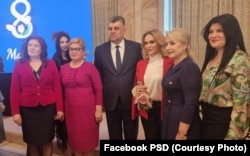 Corina Sulger, președinta OFSD Olt (dreapta), senatorul Siminica Mirea, viceprimarul Municipiului Caracal Marina Samiee și primarul comunei Icoana Gabriela Ancuța. În centru, liderul PSD Marcel Ciolacu.