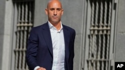 Presudom se bivšem predsedniku Fudbalskog saveza Španije Lusiu Rubijalesu zabranjuje da priđe igračici Dženi Ermoso na manje od 200 metara i da s njom komunicira tokom jedne godine