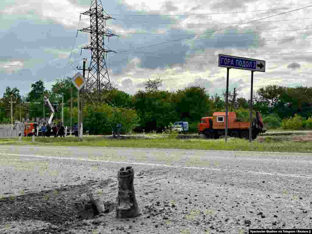 Šteta na putu u blizini pograničnog grada Gora Podol u oblasti Belgorod.