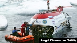 Северный Ледовитый океан. Спуск батискафа «Мир–2» экспедиции «Арктика–2007»
