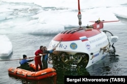 Спуск батискафа “Мир-2” во время российской научной экспедиции "Арктика-2007", 8 августа 2007 года