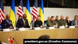 Президент Украины Владимир Зеленский (в центре) во время заседания Контактной группы по Украине в формате "Рамштайн". Штаб-квартира НАТО, Брюссель, 11 октября 2023 года