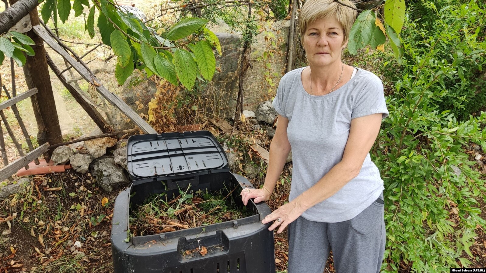 Rabija Bešo, mještanka zaseoka Gorica u naselju Gnojnice kod Mostara pokraj kompostera koji će joj donijeti brojne prednosti.