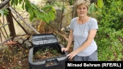 Rabija Bešo, mještanka zaseoka Gorica u naselju Gnojnice kod Mostara pokraj kompostera koji će joj donijeti brojne prednosti.
