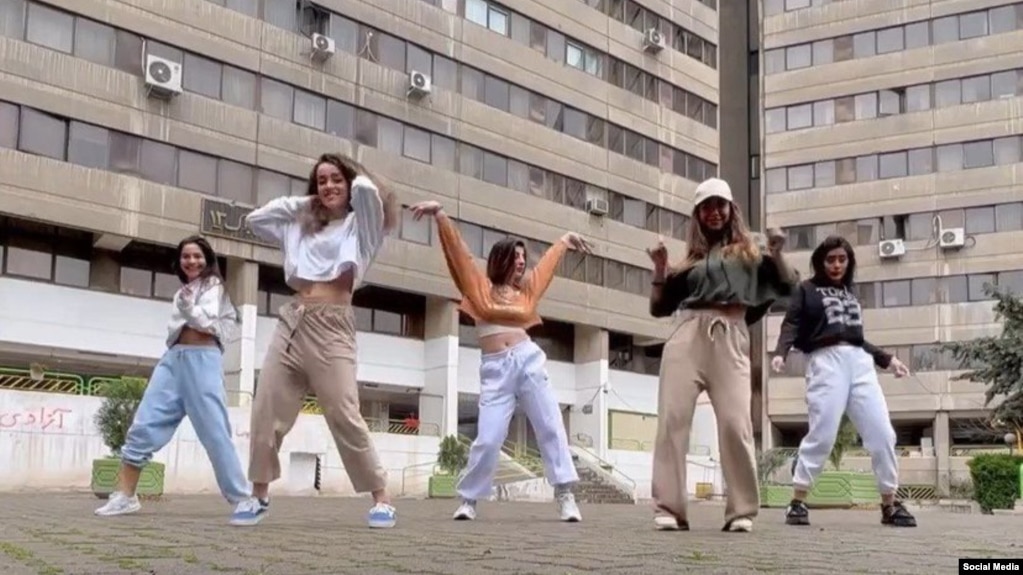 از انتشار ویدئوی رقص این پنج دختر جوان در شبکه‌های اجتماعی بسیار استقبال شد
