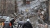 Спасувачите бараат преживеани во урнатините по напад на руски дрон врз станбена населба во Одеса, пристанишен град во јужна Украина, 2 март 2024 година.