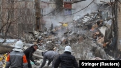 Спасувачите бараат преживеани во урнатините по напад на руски дрон врз станбена населба во Одеса, пристанишен град во јужна Украина, 2 март 2024 година.