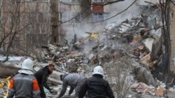 Спасувачите бараат преживеани во урнатините по напад со руски дрон врз станбена зграда во Одеса, пристанишен град во јужна Украина, 2 март 2024 година.