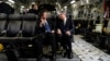 Američki državni sekretar Entoni Blinken razgovara sa Tomom Salivanom, zamenikom šefa kabineta za politiku, koji sedi levo, u avionu po polasku iz Tel Aviva, 12. oktobra 2023, na putu za Jordan.