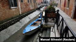 Kanalet e Venecias mbesin pa ujë
