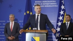 Ministar sigurnosti Nenad Nešić (za govornicom) s voditeljem Delegacije EU u BiH Johannom Sattlerom (lijevo) i ministrom za ljudska prava Sevlidom Hurtićem (desno), 19. 9. 2023. u Sarajevu