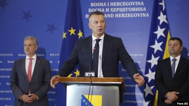 Ministar sigurnosti Nenad Nešić (za govornicom) s voditeljem Delegacije EU u BiH Johannom Sattlerom (lijevo) i ministrom za ljudska prava Sevlidom Hurtićem (desno), 19. 9. 2023. u Sarajevu