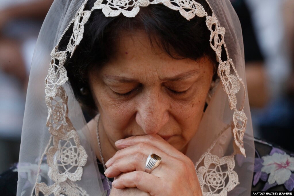 Una donna armena prega per i rifugiati del Nagorno-Karabakh.