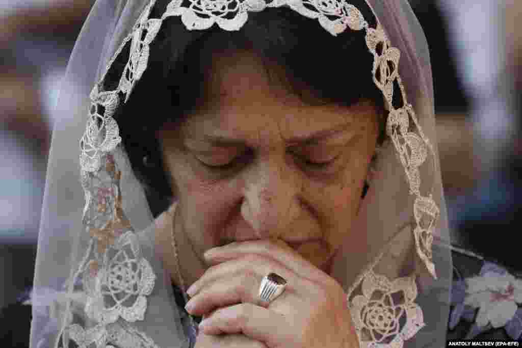 An Armenian woman prays for&nbsp;Nagorno-Karabakh refugees.