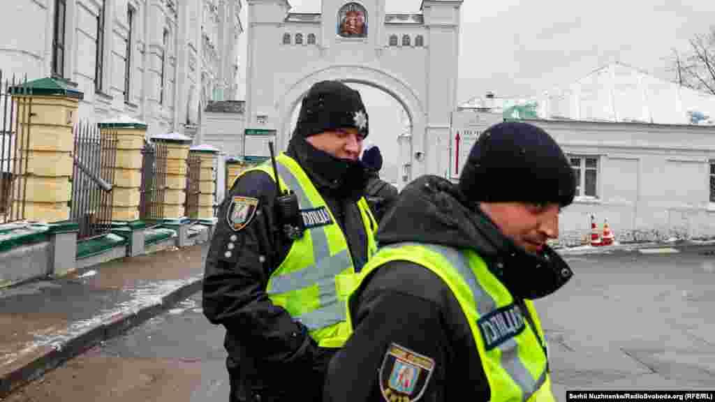 В то же время корреспонденты Радіо Свобода заметили, что в Лавре начали исчезать иконы с мест, где они раньше висели.