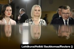 Alegerile parlamentare din Finlanda au fost o cursă în trei: premierul și liderul social-democraților Sanna Marin (stânga), liderul Coaliției Naționale Petteri Orpo (dreapta), și liderul Partidului Finlandez Riikka Purra (centru), 2 aprilie 2023.