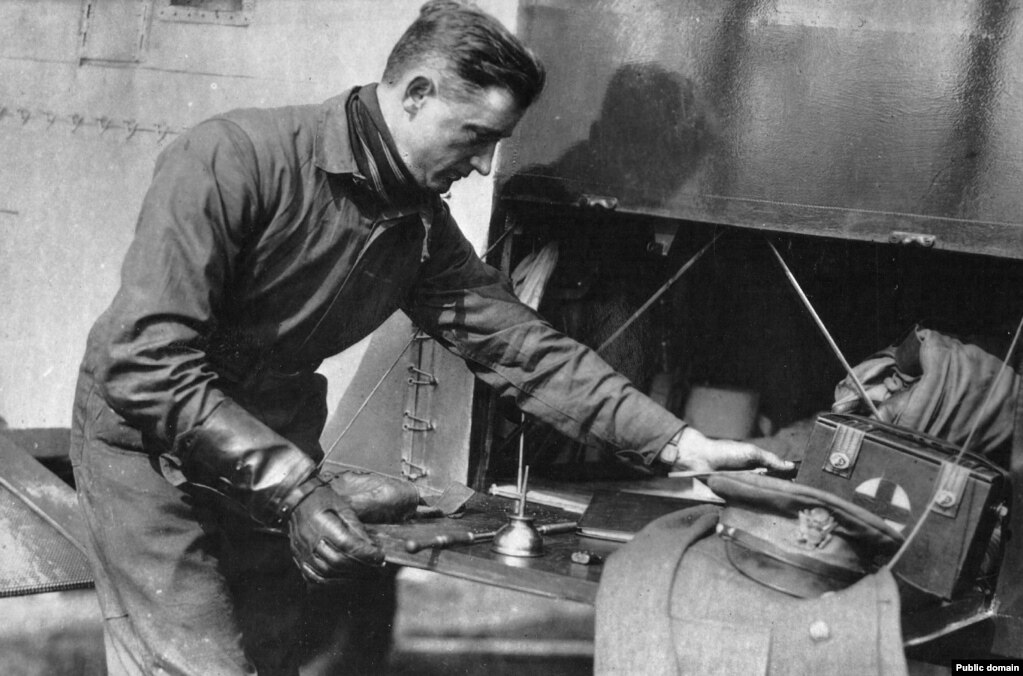 Lowell Smith duke rregulluar bagazhin e aeroplanit të tij dykrahësh. Pilotët nuk ishin të pajisur me jelekë shpëtimi apo parashuta, për shkak të kufizimeve të peshës dhe hapësirës.