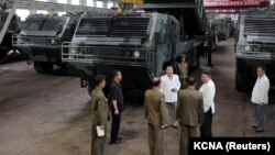 Sjevernokorejski lider Kim Jong Un u poseti ključnoj vojnoj fabrici, na fotografiji bez datuma koju je sjevernokorejska centralna novinska agencija (KCNA) objavila 14. avgusta 2023.