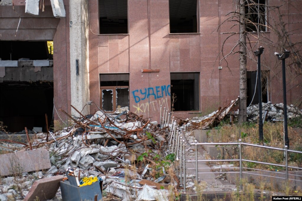 "Vivremo", recitano i graffiti con i colori giallo e blu dell'Ucraina su un edificio residenziale danneggiato a Mykolayiv.