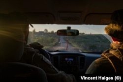 Бійці бригади «Лють» їдуть на своїй вантажівці в напрямку Часів Яру