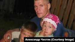 Алексей Чистяк с отцом и сестрой
