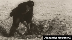 Советский эксперт замеряет уровень токсичности в воронке от химической бомбы, 1948 г. Архивное фото, копия А. Гогуна