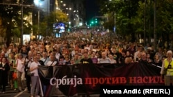 Protesti u Beogradu, 12. avgusta 2023.Na transparentu na ćirilici piše "Srbija protiv nasilja"