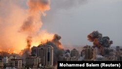 Explozii uriașe sunt văzute în timpul bombardamentelor israeliene în Gaza, pe 9 octombrie 2023. Israelul a impus un asediu total asupra Fâșiei Gaza, ca răspuns la atacul surpriză al Hamas de sâmbătă.