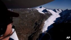 Glečer Gurgler Ferner na Alpama Oetztaler vidljiv je iz aviona u blizini Innsbrucka, Austrija, 25. septembra 2023.