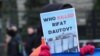 "Кто убил Рифата Даутова?", гласит надпись на плакате в руках у протестующего против репрессий в Башкортостане. Берлин, 3 февраля 2024 года