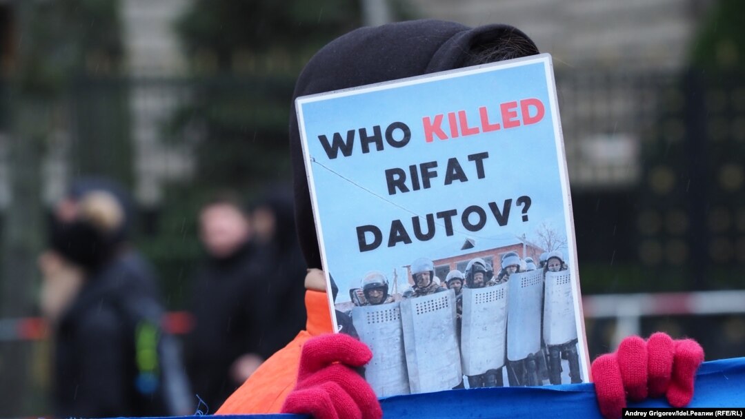 "Кто убил Рифата Даутова?", гласит надпись на плакате в руках у протестующего против репрессий в Башкортостане. Берлин, 3 февраля 2024 года