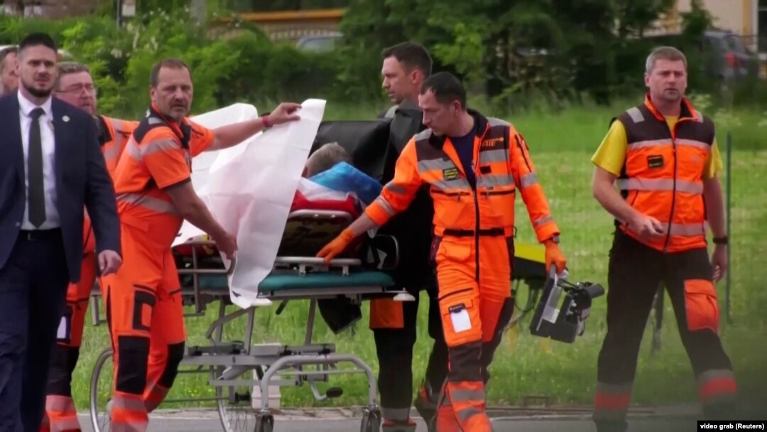 Serviciile de urgență l-au dus pe Robert Fico la un spital unde a fost operat timp de câteva ore.