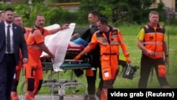 Serviciile de urgență l-au dus pe Robert Fico la un spital unde a fost operat timp de câteva ore.