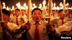  Участниците носят факли по време на шествие в Пхенян, ден откакто ръководещата партия Корейска работническа партия завърши първия си конгрес от 36 години насам, Северна Корея, 10 май 2016 година 
