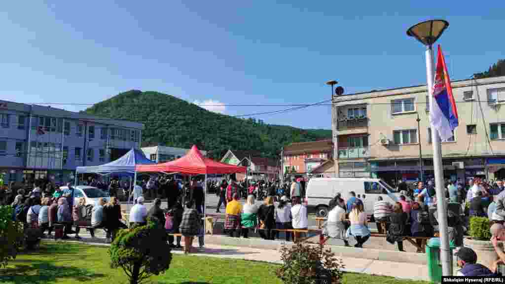 Në Zubin Potok, qindra serbë janë mbledhur para ndërtesës komunale.&nbsp; &nbsp; 