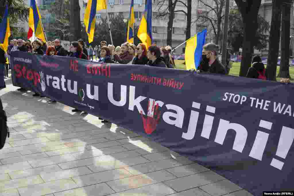 Në Beograd u mbajt marshi kundër luftës në Ukrainë në përvjetorin e parë të pushtimit.&nbsp;