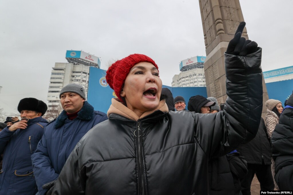 Гражданская активистка Гульнар Мирмамбетова выступает у монумента Независимости