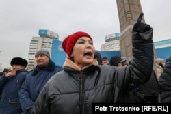 Гражданская активистка Гульнар Мирмамбетова выступает у монумента Независимости