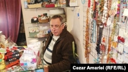 Inginerul pensionar Gabriel Trașcă are un magazin-atelier la parterul blocului Patria, grav afectat de cutremurul din 1977.