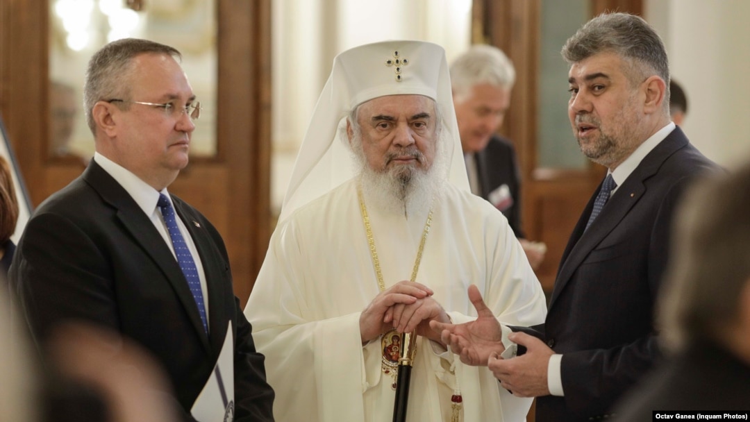 Președintele Senatului, Nicolae Ciucă (stânga), Patriarhul Daniel (centru) și premierul Marcel Ciolacu (dreapta).